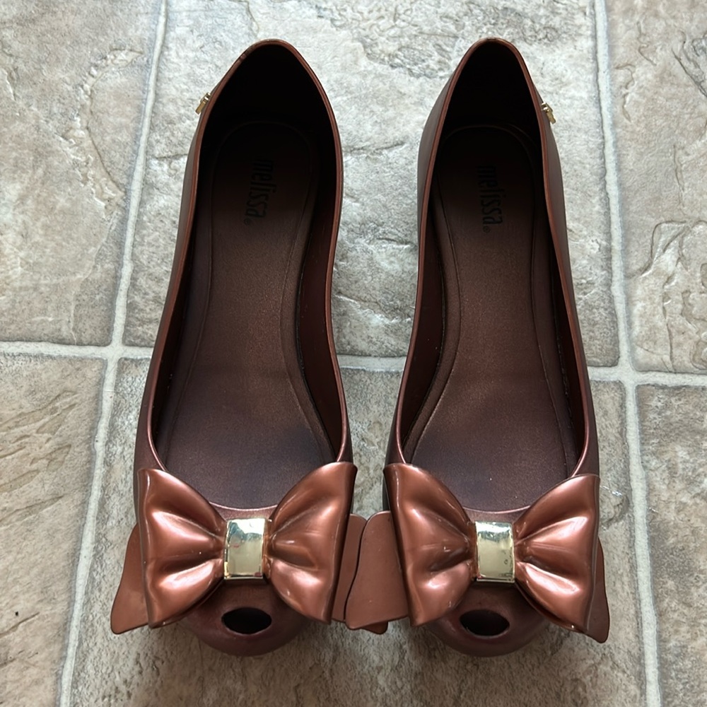 EUC Melissa women’s size 7 peep toe flats with bow and gold detail